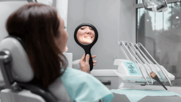 Opis procedury endodontycznej pod mikroskopem w nowoczesnym diagramie zębowym online
